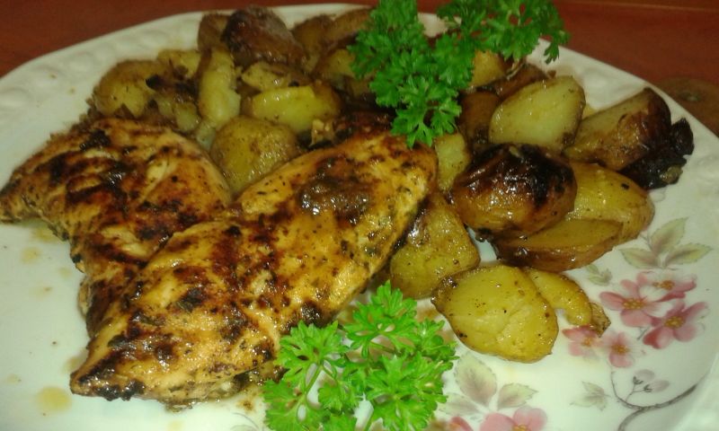 Grillowany filet  ze smażonymi ziemniakami Grillowany filet  ze smażonymi ziemniakami