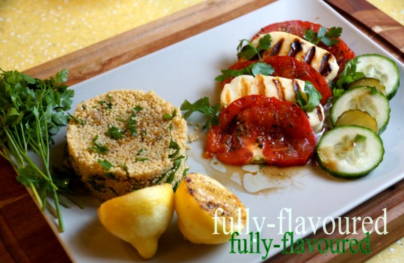 Grillowany halloumi, pomidory malinowe z kuskusem Grillowany halloumi, pomidory malinowe z kuskusem