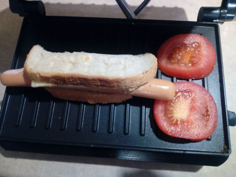 Grillowany hot - dog w chlebie