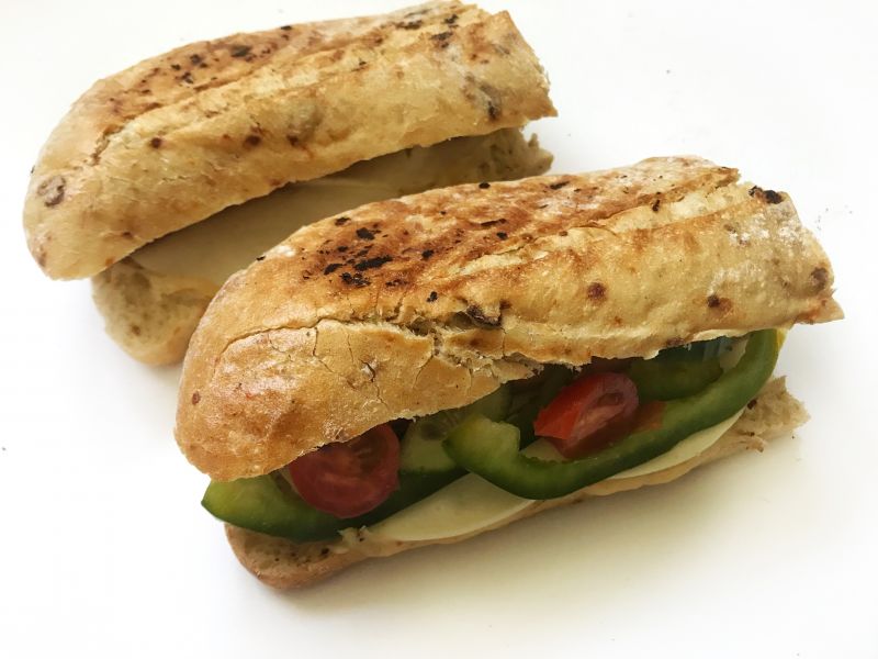 Grillowany hot-dog z warzywami Grillowany hot-dog z warzywami