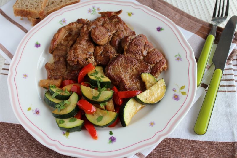 Grillowany karczek z warzywami