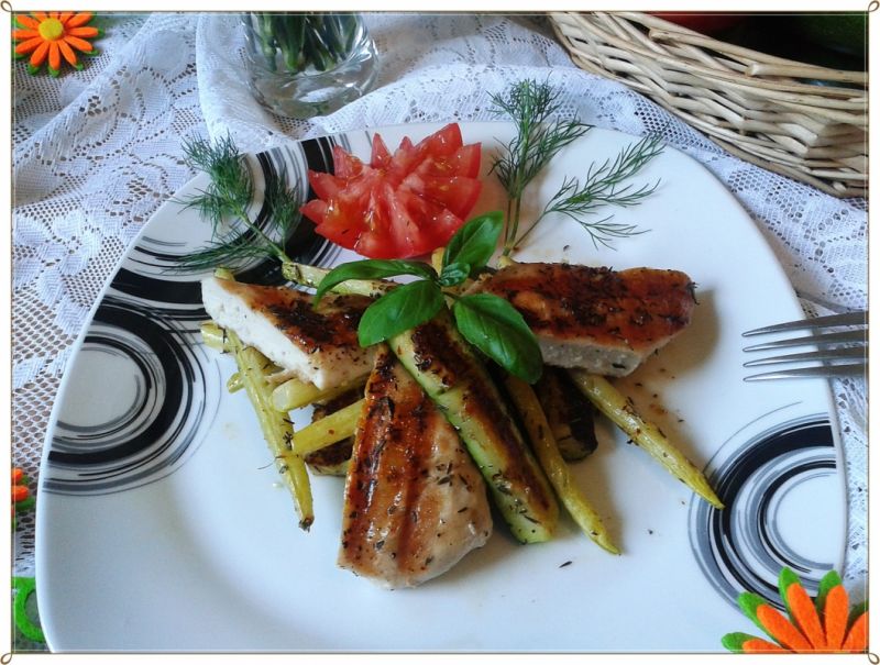 Grillowany kurczak z fasolką i cukinią Grillowany kurczak z fasolką i cukinią