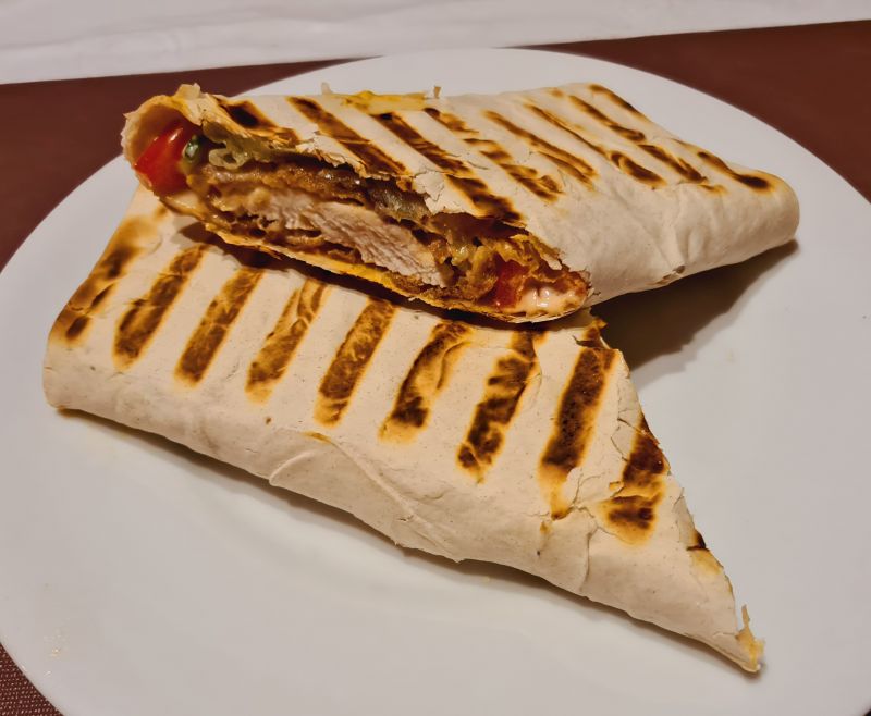 Grillowany lawasz z kurczakiem i warzywami