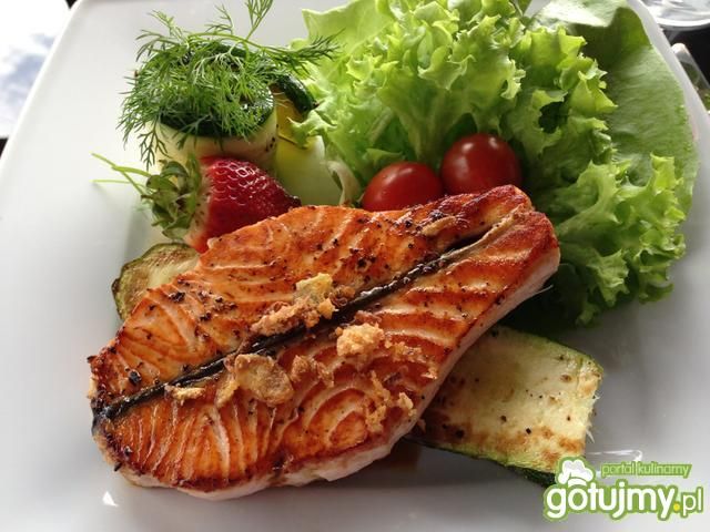 Grillowany łosoś na delikatnej cukinii. Grillowany łosoś na delikatnej cukinii.