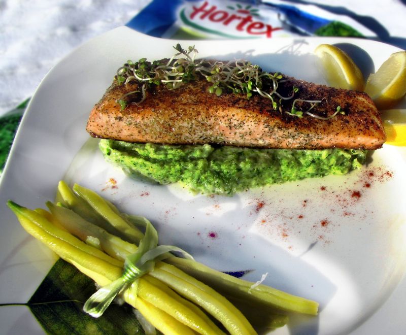 Grillowany łosoś na puree brokułowym z fasolką 