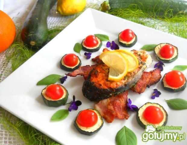 Grillowany łosoś pod kołderką z boczku 