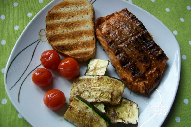 Grillowany łosoś w czosnkowej marynacie
