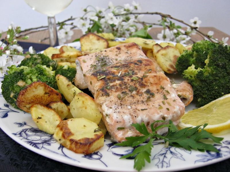 Grillowany łosoś w lubczyku z talarkami