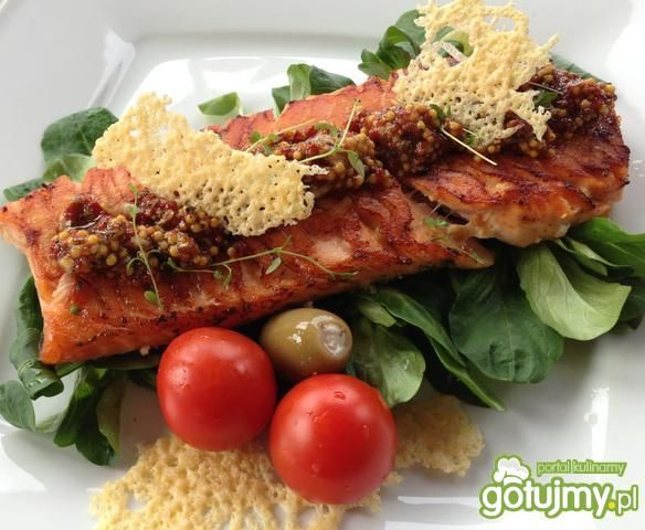 Grillowany łosoś z chrupiącym serkiem.