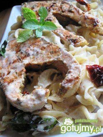 Grillowany łosoś z makaronem