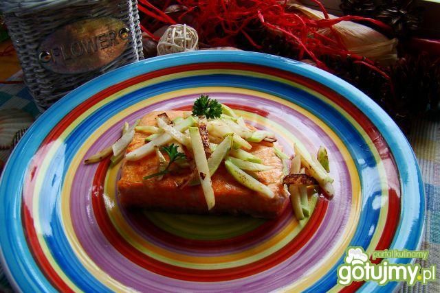 Grillowany łosoś z młodą kalarepką  Grillowany łosoś z młodą kalarepką