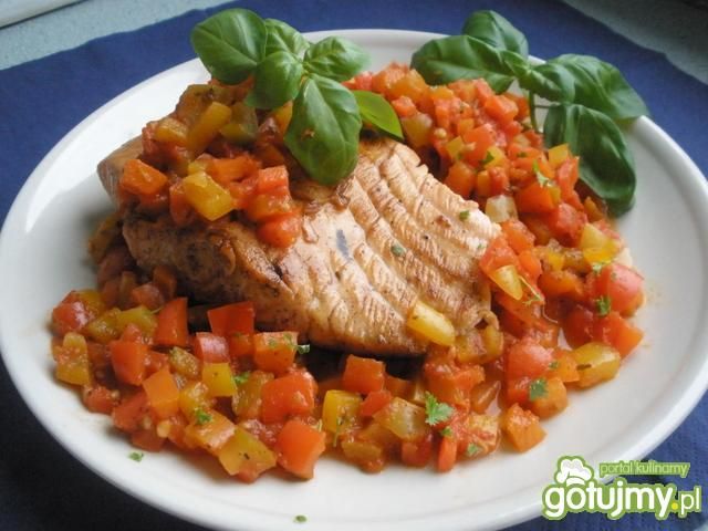 Grillowany łosoś z salsą paprykową