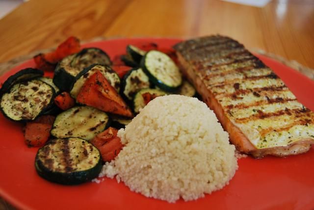 Grillowany łosoś z warzywami  Grillowany łosoś z warzywami