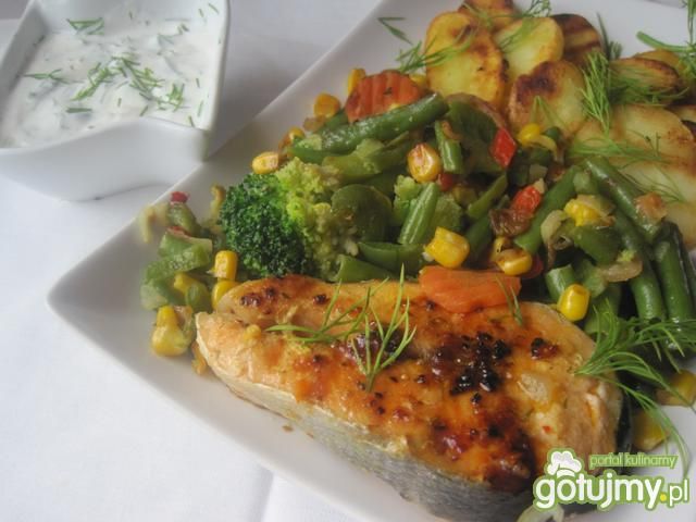 Grillowany łosoś z warzywami i dipem 