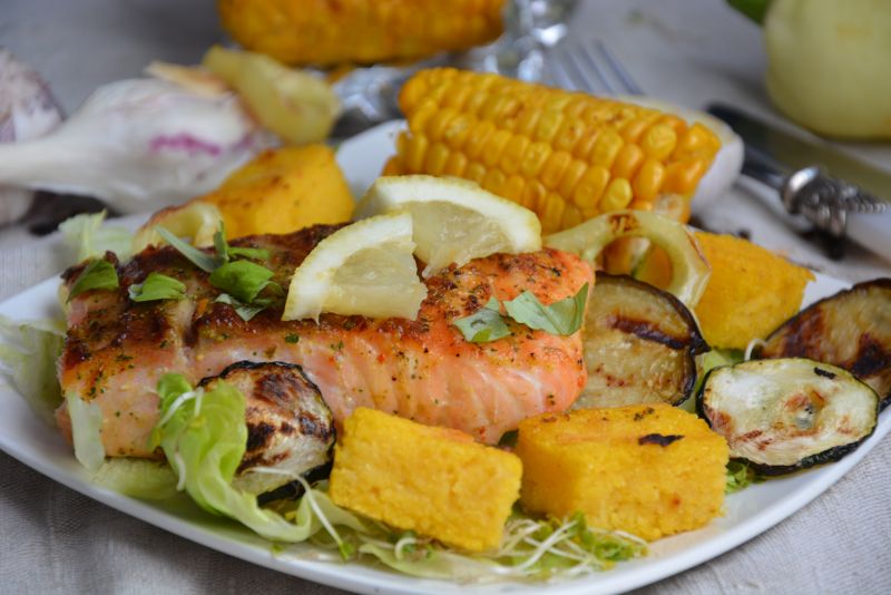 Grillowany łosoś z warzywami i polentą Grillowany łosoś z warzywami i polentą