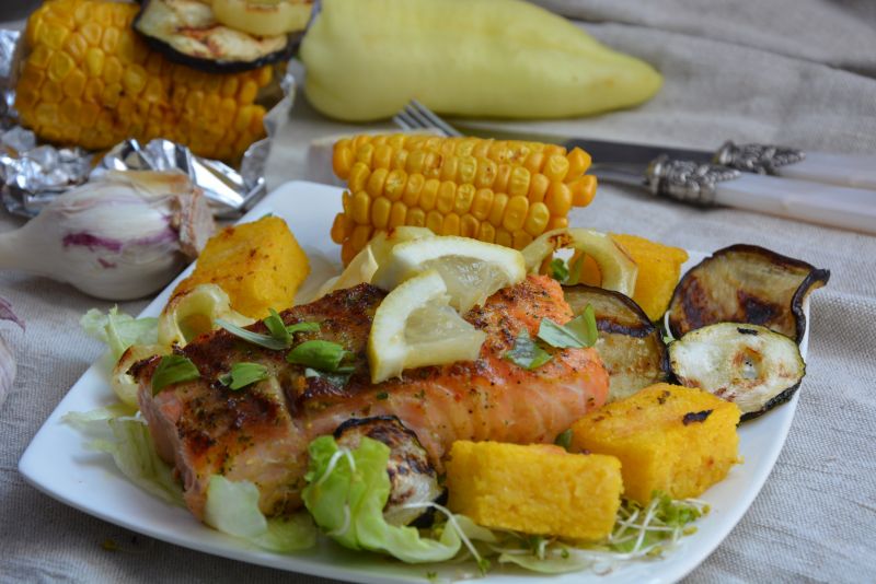 Grillowany łosoś z warzywami i polentą Grillowany łosoś z warzywami i polentą