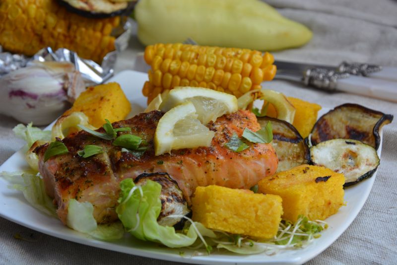 Grillowany łosoś z warzywami i polentą Grillowany łosoś z warzywami i polentą