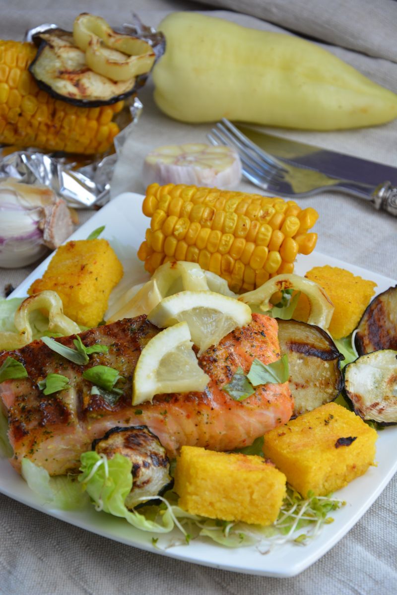 Grillowany łosoś z warzywami i polentą Grillowany łosoś z warzywami i polentą