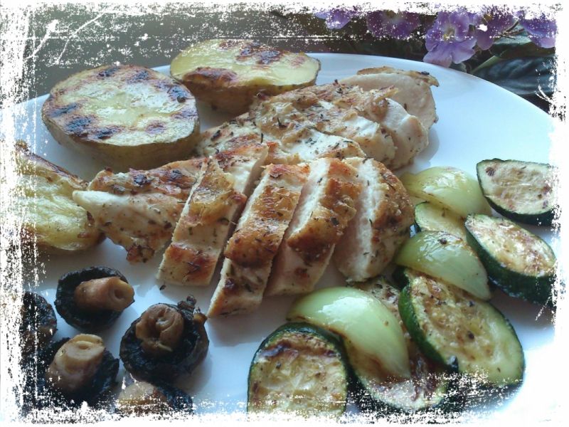 Grillowany obiad z sosem jogurtowym Grillowany obiad z sosem jogurtowym