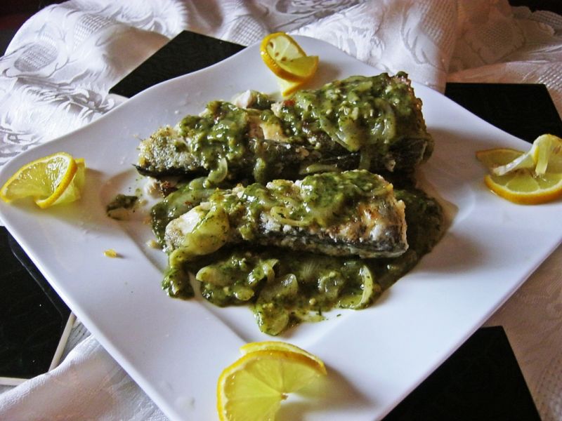 Grillowany okoń z sosem cebulowo-szpinakowym