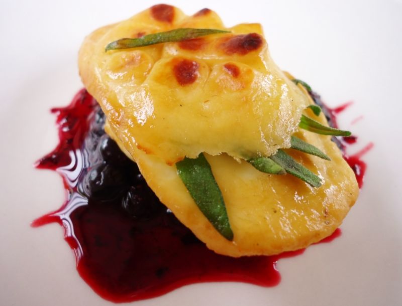 Grillowany oscypek z sosem jagodowym i rozmarynem Grillowany oscypek z sosem jagodowym i rozmarynem