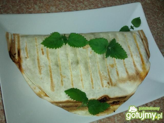 Grillowany placek tortilli z mięsem  Grillowany placek tortilli z mięsem