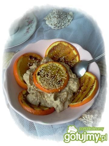 Grillowany pomarańcz otulony bitą śmiet.