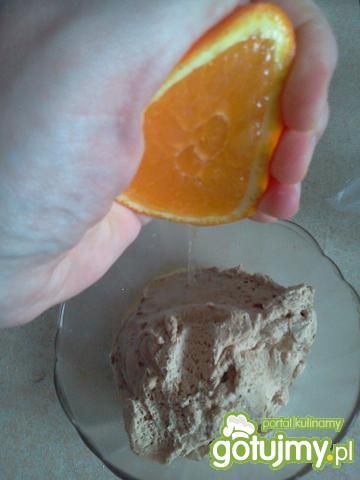 Grillowany pomarańcz otulony bitą śmiet.