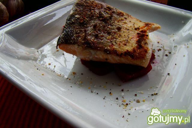 Grillowany pstrąg na młodych buraczkach