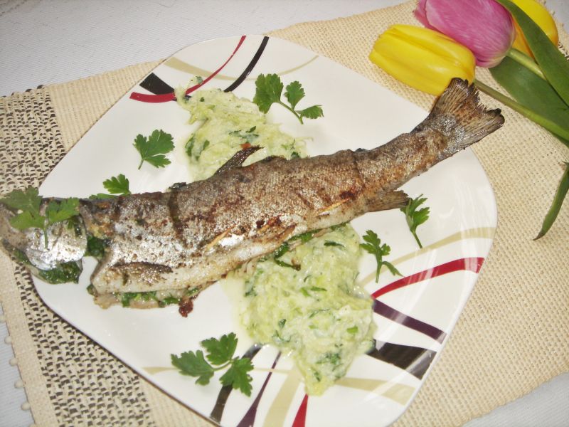 Grillowany pstrąg na puree z selera naciowego Grillowany pstrąg na puree z selera naciowego