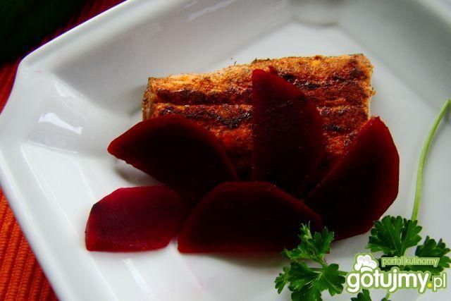 Grillowany pstrąg podany z buraczkami  Grillowany pstrąg podany z buraczkami