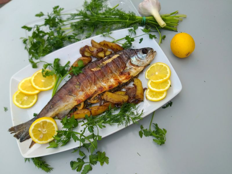 Grillowany pstrąg w masełku ziołowym