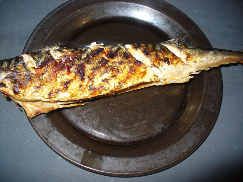 Grillowany pstrąg z kolendrą i ząbkami czosnku Grillowany pstrąg z kolendrą i ząbkami czosnku