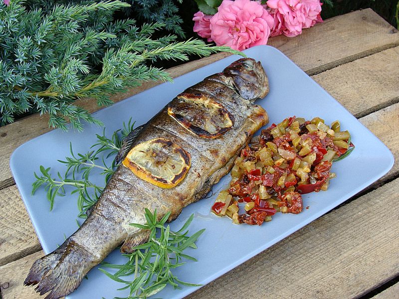 Grillowany pstrąg z masełkiem cebulowym Grillowany pstrąg z masełkiem cebulowym