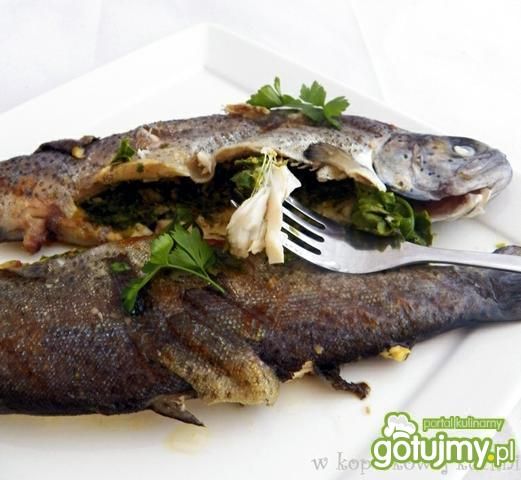 Grillowany pstrąg z masłem czosnkowym Grillowany pstrąg z masłem czosnkowym