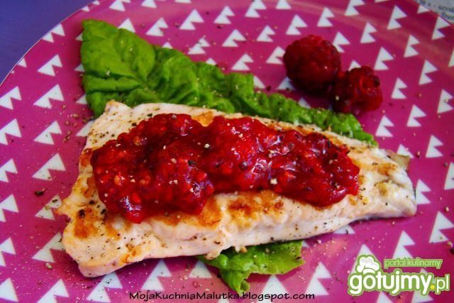 Grillowany pstrąg z sosem malinowym  Grillowany pstrąg z sosem malinowym