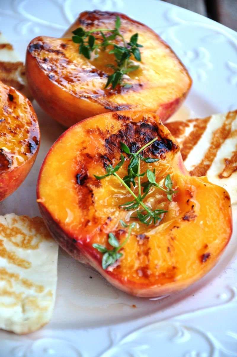 Grillowany ser halumi z brzoskwinią