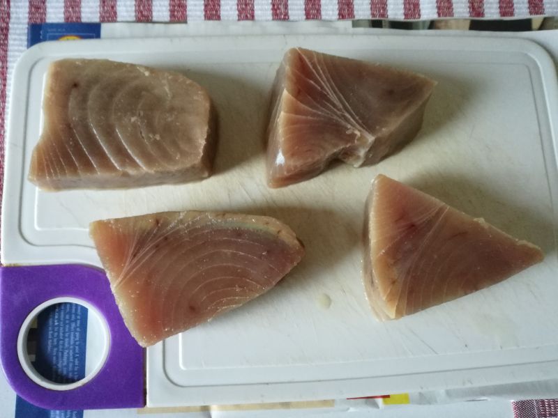 Grillowany tuńczyk w koperku