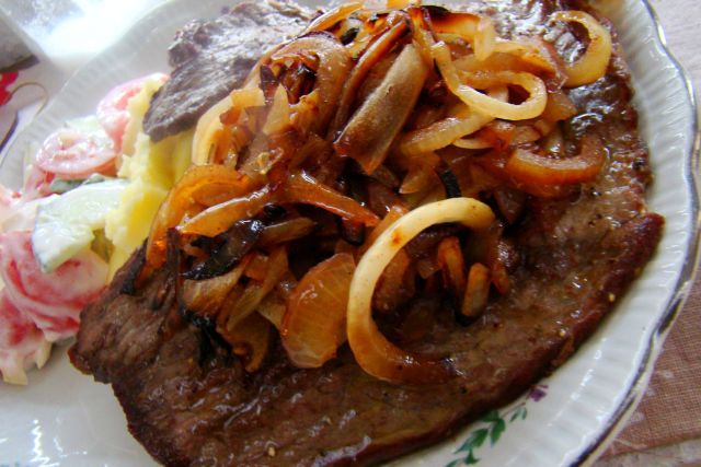 Grillowany udziec wołowy z cebulką i grzybami mun Grillowany udziec wołowy z cebulką i grzybami mun