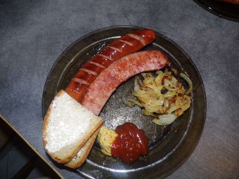 Smażona kiełbasa z cebulką Smażona kiełbasa z cebulką