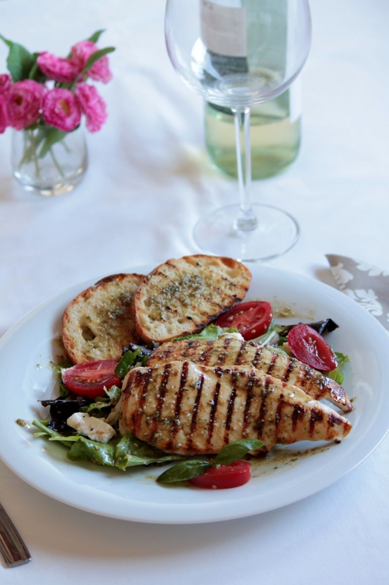 Grilowana pierś aromatyzowana pesto bazyliowym Grilowana pierś aromatyzowana pesto bazyliowym