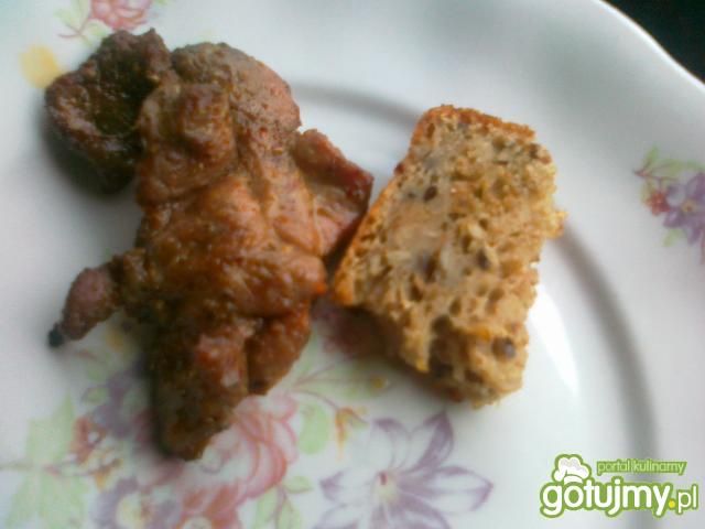 Grilowana pikantna karkówka z grzankami  Grilowana pikantna karkówka z grzankami