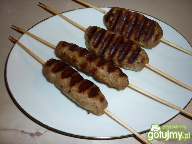 Grilowane szaszłyki z mięsa mielonego