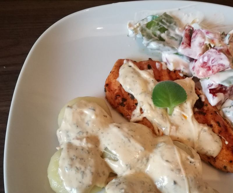 Grilowany filet z kurczaka z sosem serowym