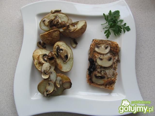 Grilowany łosoś z pieczarkami Grilowany łosoś z pieczarkami