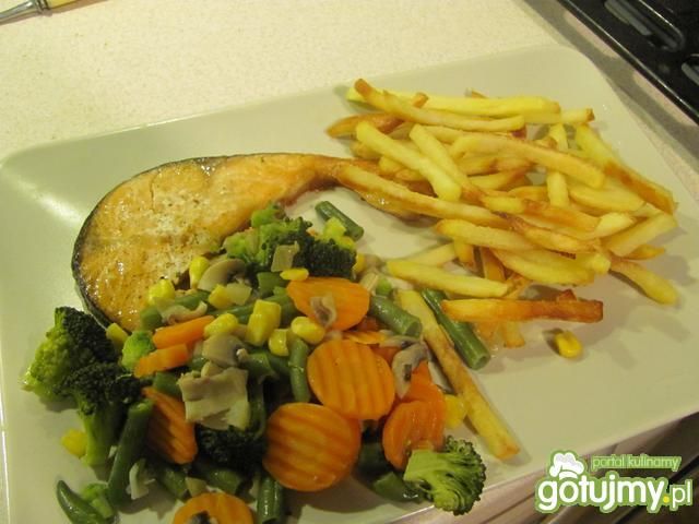 Grilowany łosoś z warzywami Grilowany łosoś z warzywami