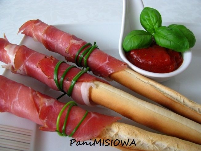 Grissini z prosciutto i sosem pomidorowym