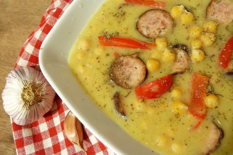 Grochowa zupa krem z ciecierzycą i papryką