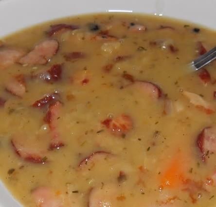 Grochówka z boczkiem i kiełbasą Grochówka z boczkiem i kiełbasą