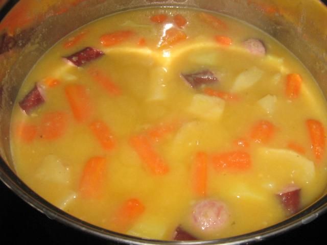 Grochówka z kiełbasą